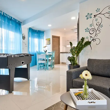 Apartment With Pool