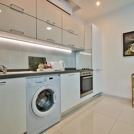 Apartment With Pool